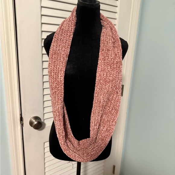 Mia and Tess Infinity Scarf in Soft Pink so Soft and beautiful. - Picture 2 of 4